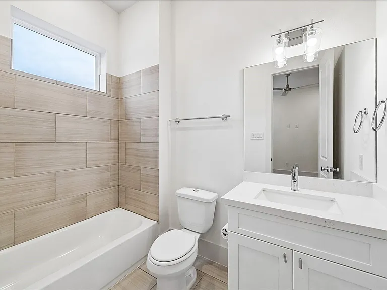1222 W 21st St — Photo 4