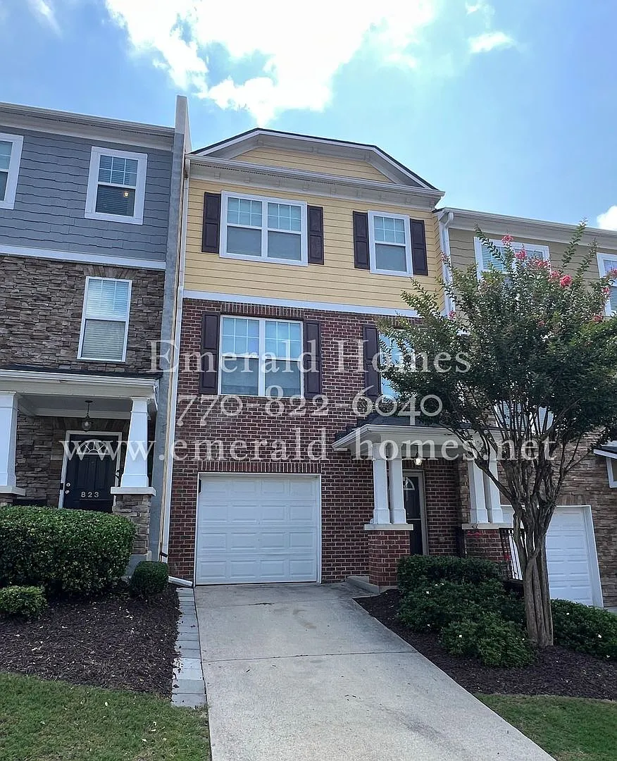 Spacious 2-Bedroom Townhome with Finished Studio Suite Prime Location! — Photo 1