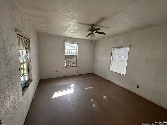 4th image of 110 ESMERALDA DR
