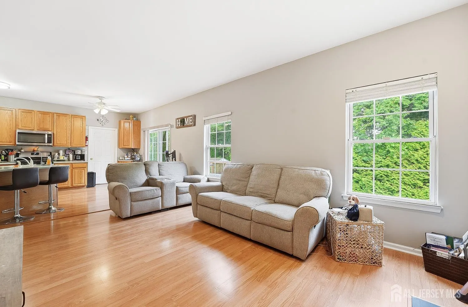 4 bed, 2.5 bath, $4,250 — Photo 2