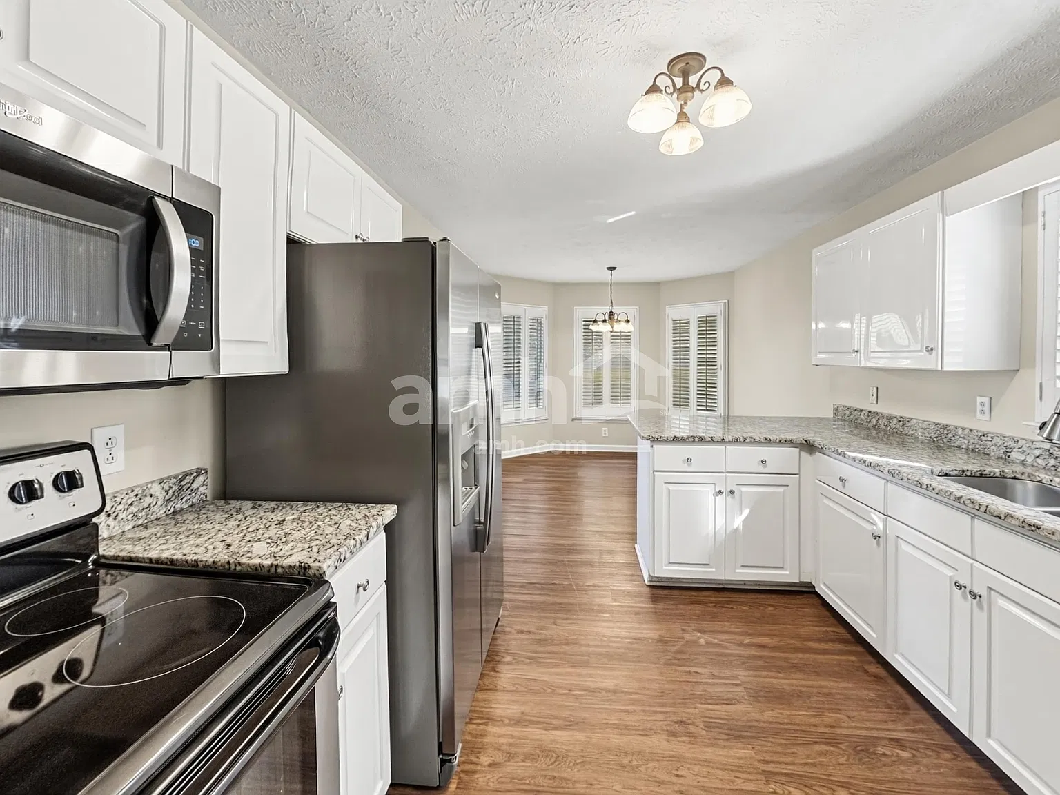 4 bed, 2.5 bath, 2350 sqft, $2,500 — Photo 3