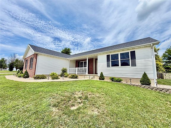 5th image of 140 Lexington Cir
