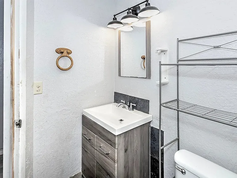 606 N I St — Photo 12