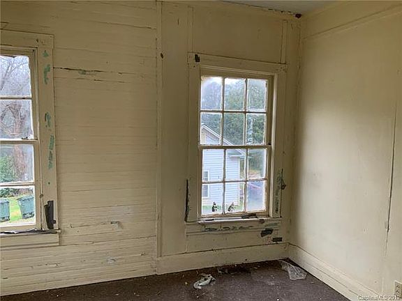 5th image of 315 Graham St