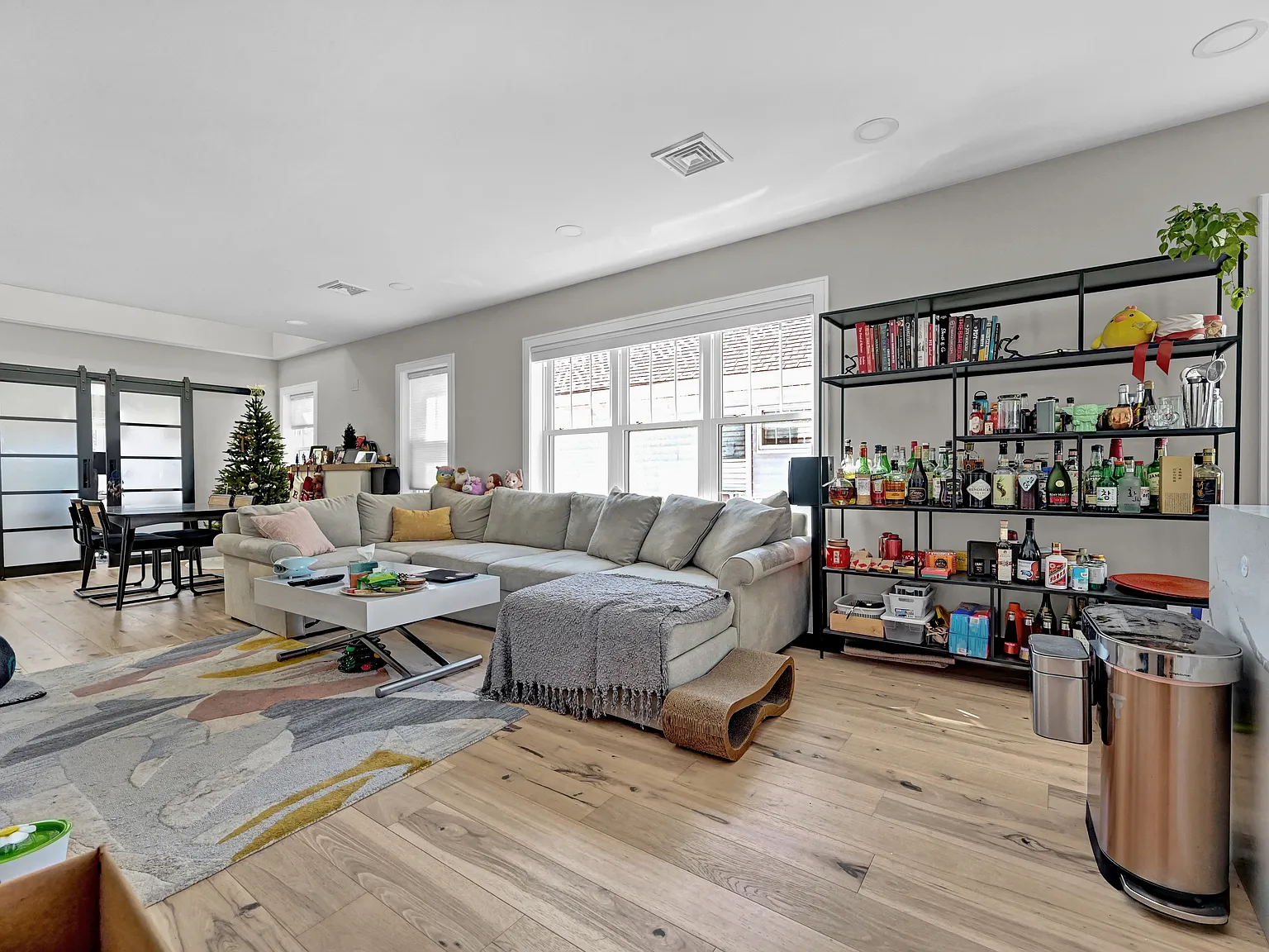 4 bed, 2.5 bath, 2068 sqft, $6,200 — Photo 3