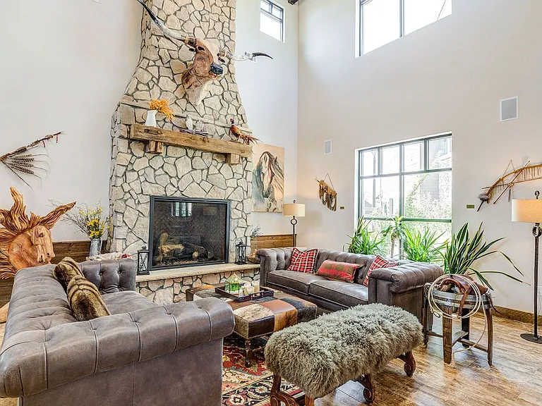 Bucking Horse Apartments — Photo 25