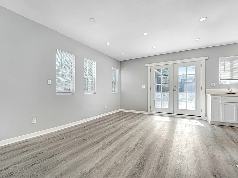 1823 S Van Ness Ave — Photo 5