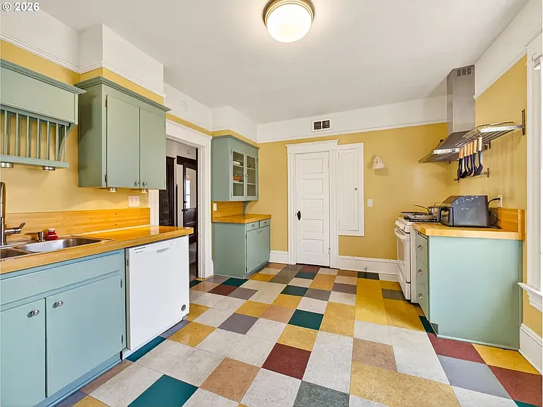 237 NE Graham St — Photo 9