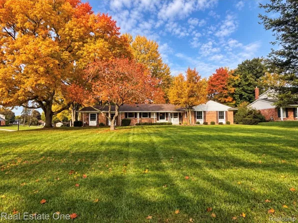 915 Ironstone Dr, Rochester Hills, MI 48309