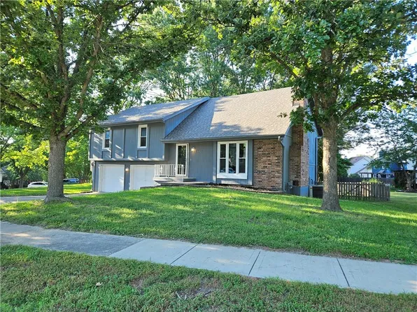 1300 NE 80th St, Gladstone, MO 64118