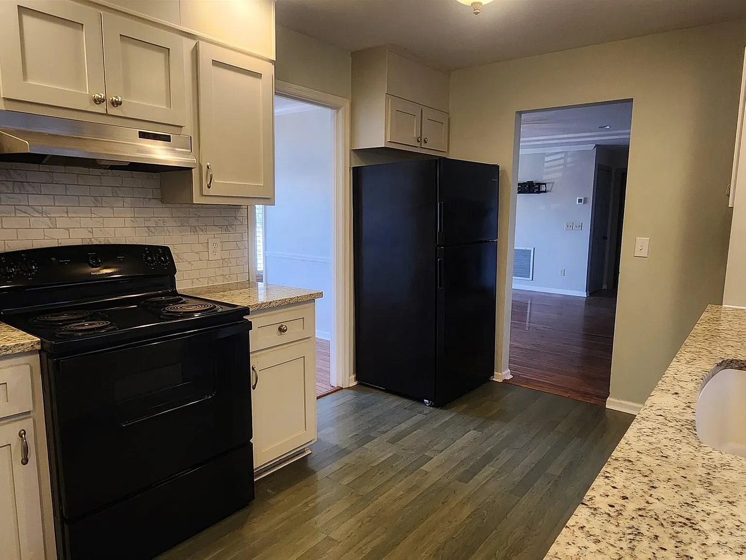 3 bed, 2.0 bath, 2056 sqft, $2,100 — Photo 4