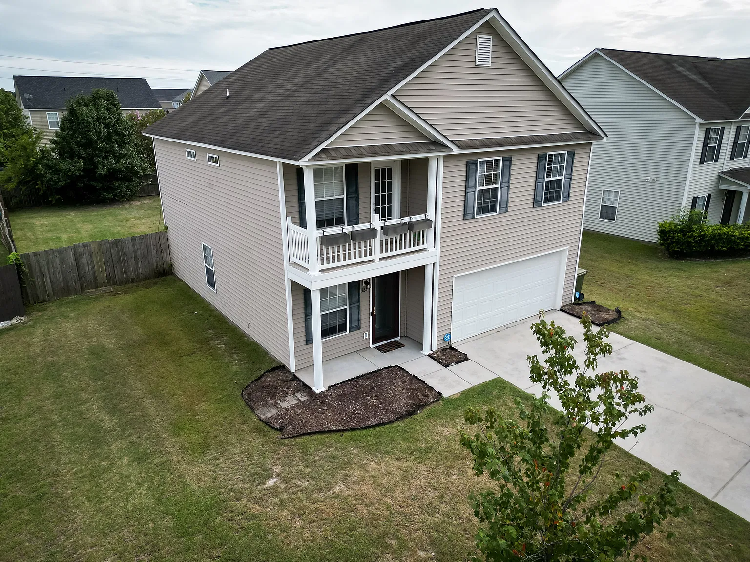 4 bed, 2.5 bath, 1961 sqft, $1,900 — Photo 1