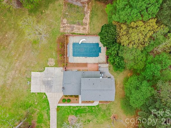 5th image of 207 Williamsburg Ln