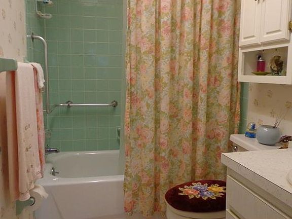 4th image of 11200 102nd Ave Unit 34