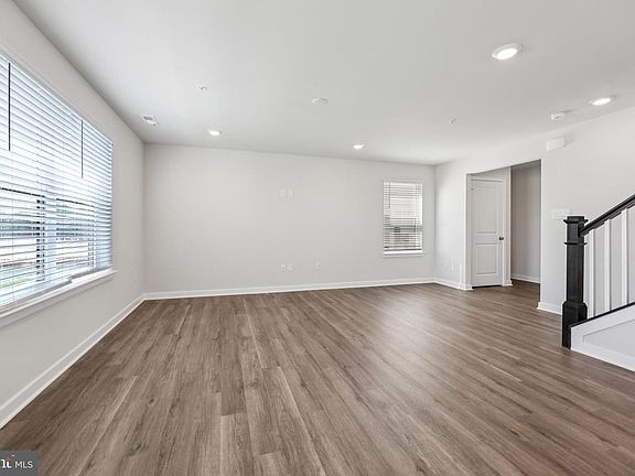 5th image of 293 Long Branch Ln