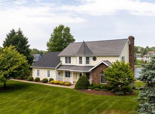 933 Meadow Ridge Dr, Holland, MI 49424