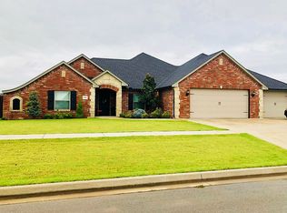 2208 Club House Dr, Weatherford, OK 73096