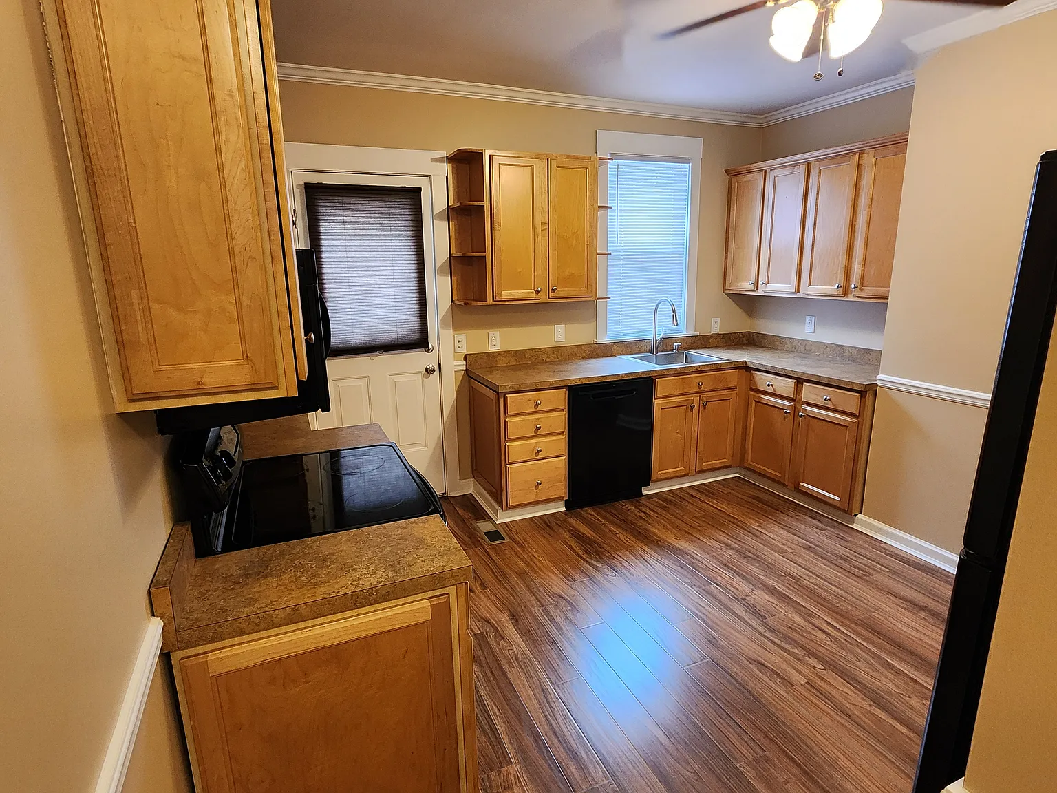 3 bed, 1075 sqft, $1,900 — Photo 3