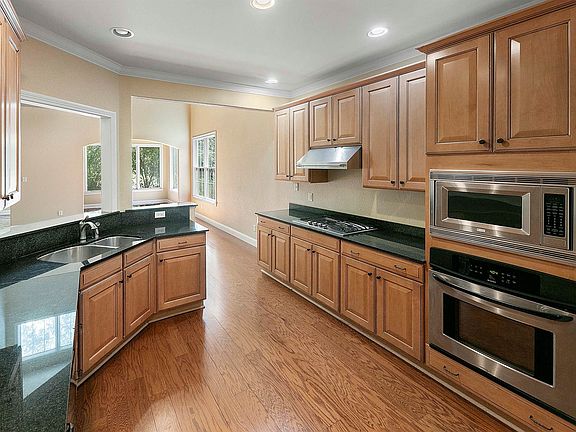 5th image of 303 Sunny Springs Ln