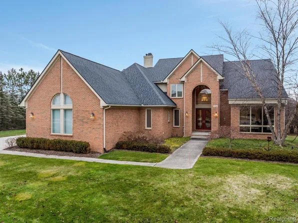 6681 Boxwood Ct, West Bloomfield, MI 48322