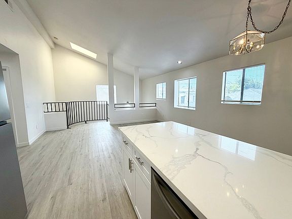 4th image of 370-72 E Hillsdale St #372-B