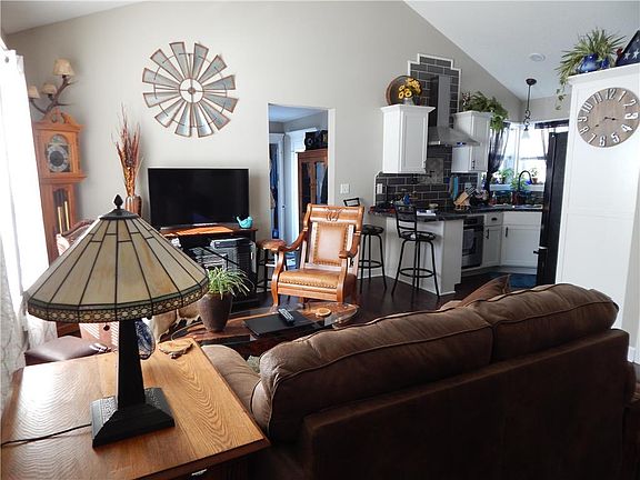 3rd image of 327 N Morse Ave