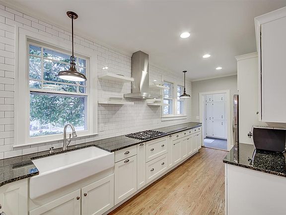 4th image of 211 Connecticut Ave