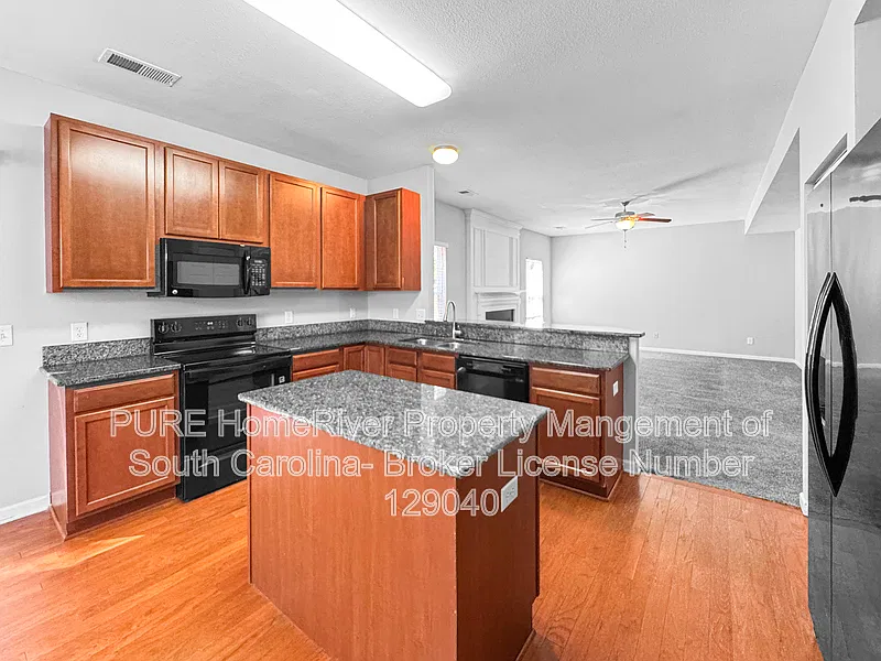 3 bed, 2.5 bath, 2568 sqft, $2,275 — Photo 3
