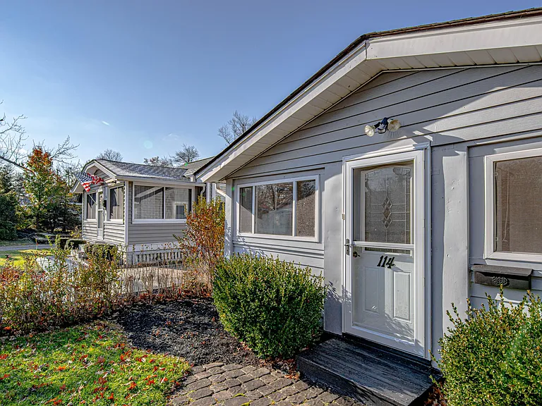 114 Mull Ave — Photo 3