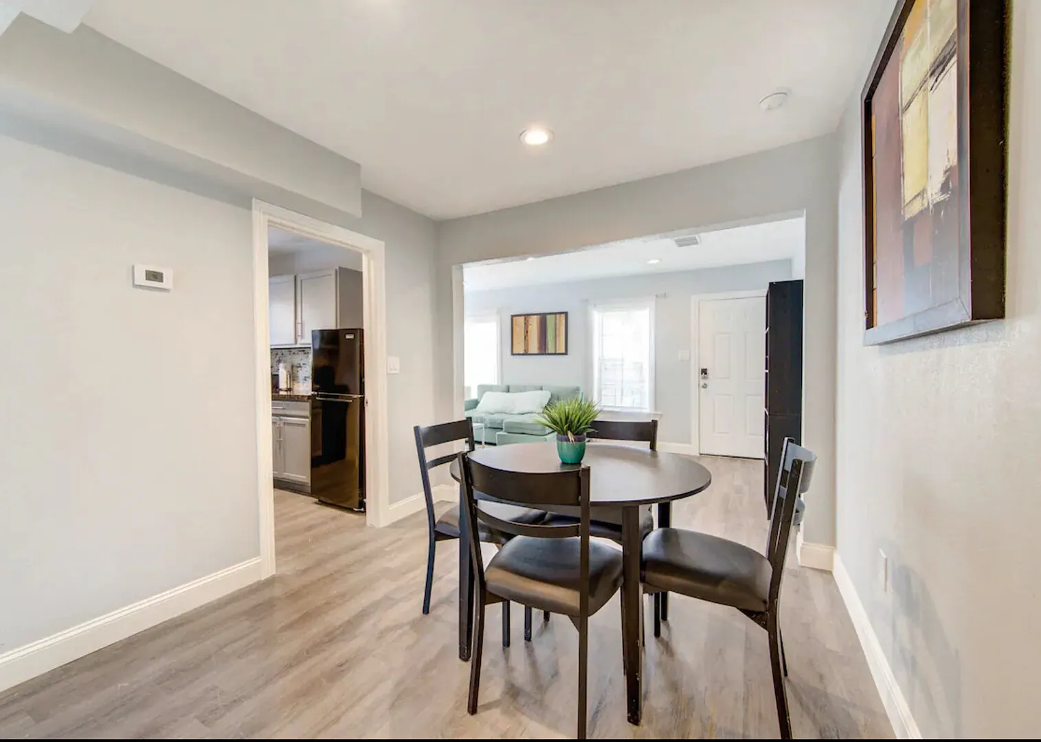 New Modern Getaway 10mins downtown/Astros/Med Cent — Photo 3