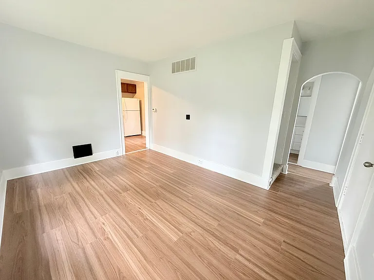801 Samantha St — Photo 2