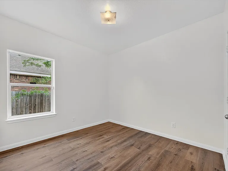 204 Lamont Rd — Photo 20