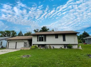 605 13th St N, Mount Lake, MN 56159