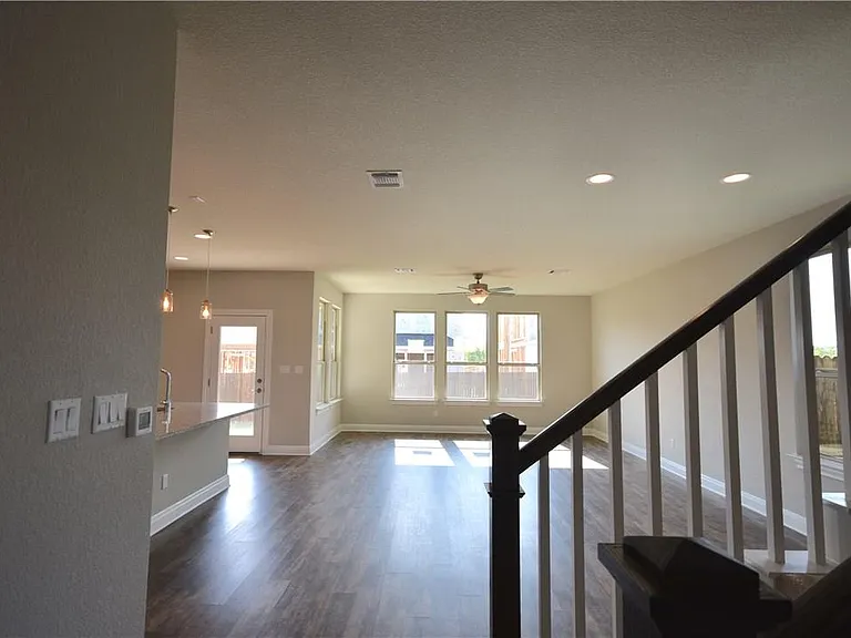15911 Cessida St — Photo 5