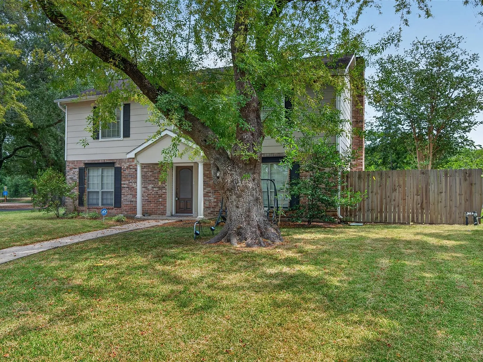 4 bed, 2.5 bath, 2258 sqft, $2,600 — Photo 3
