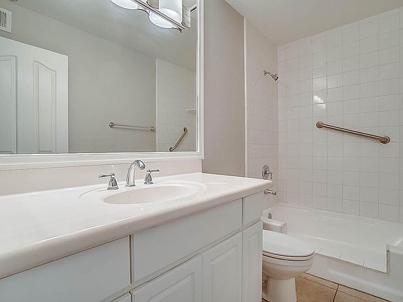 4th image of 5104 N 32nd St Unit 207