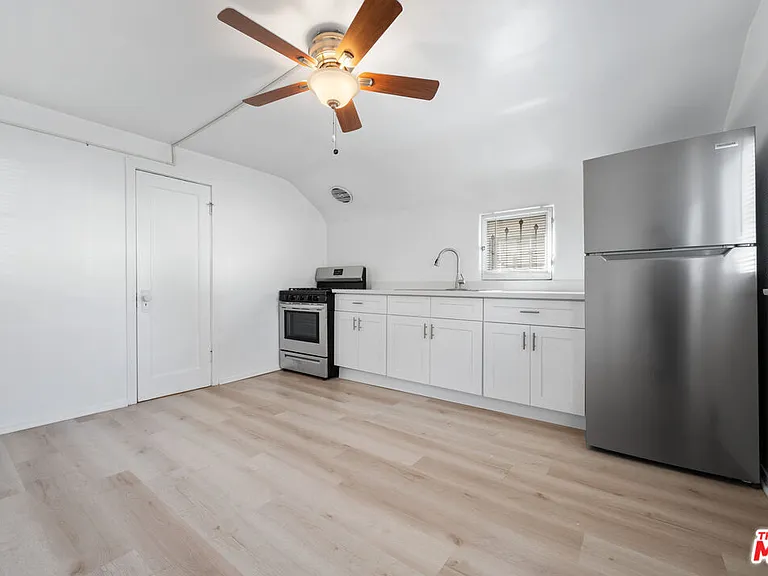 11924 Rochester Ave — Photo 5