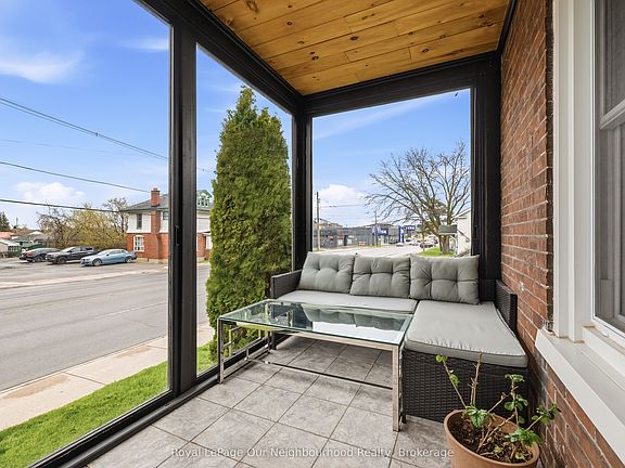5th image of 162 Dundas St E