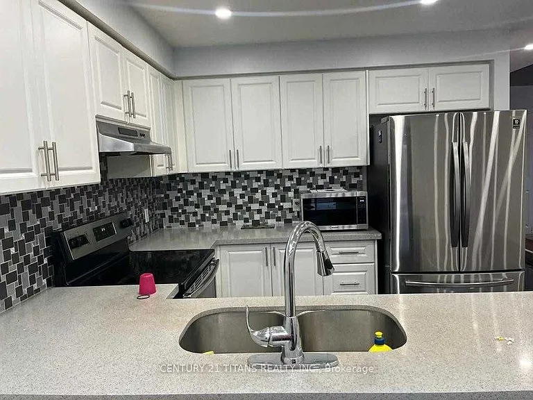32 Dooley Cres #MAIN FLOOR — Photo 4
