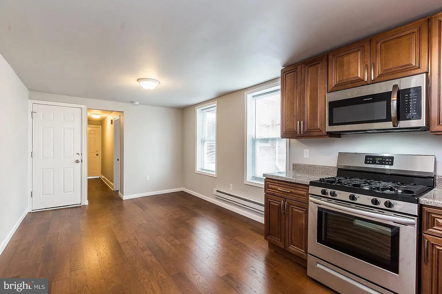 2 bed, 1.0 bath, 2700 sqft, $1,100 — Photo 2