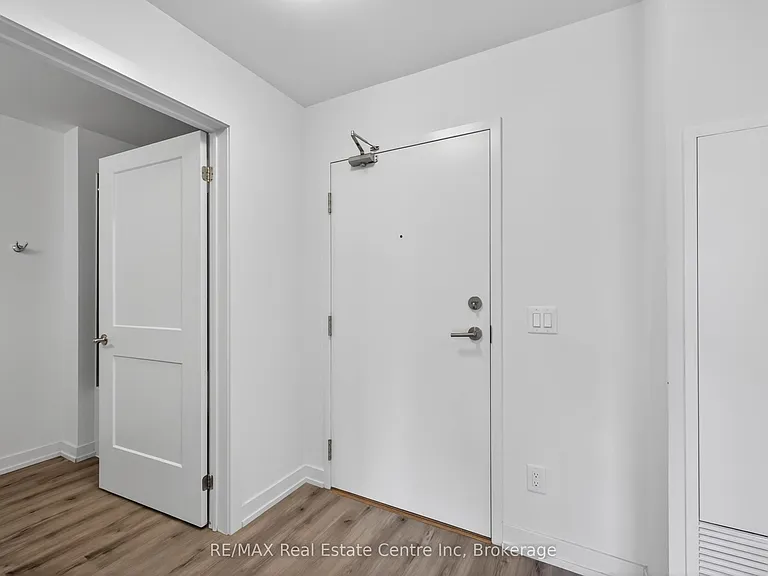 251 Northfield Dr E — Photo 8