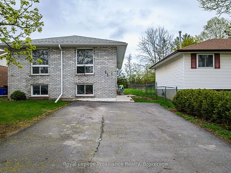 21 Pepper Ave — Photo 2