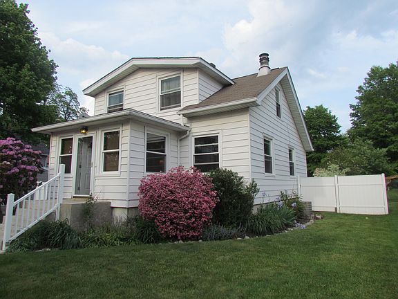 3rd image of 2055 Cook St