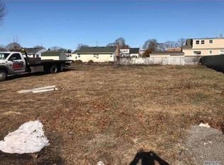 290 43rd St, Lindenhurst, NY 11757