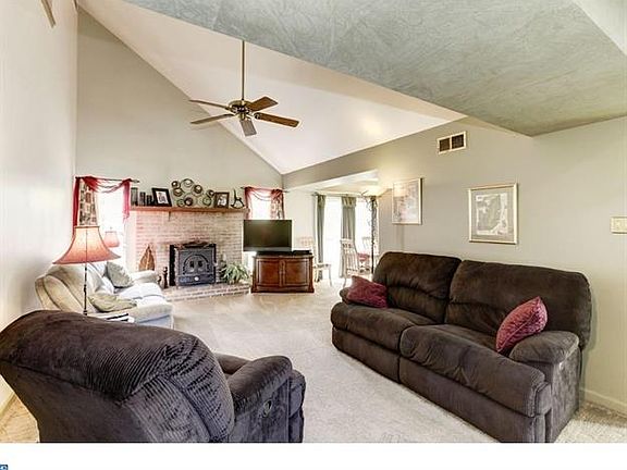 3rd image of 1423 Henry Dr