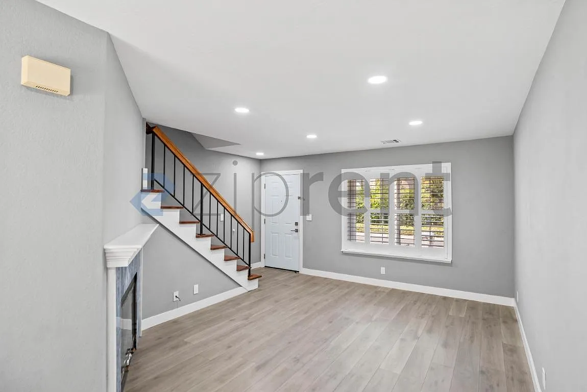 2 bed, 2.5 bath, 1052 sqft, $4,200 — Photo 4
