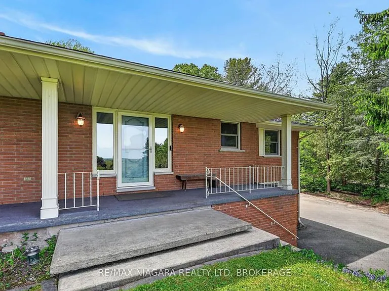 12 Sheppard Cres — Photo 3