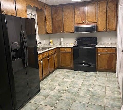 4th image of 409 Leggett St E