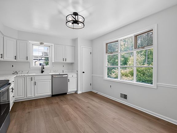 3rd image of 2260 Bridle Path Dr