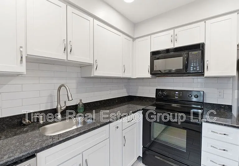 136 Brookfield Ct — Photo 31